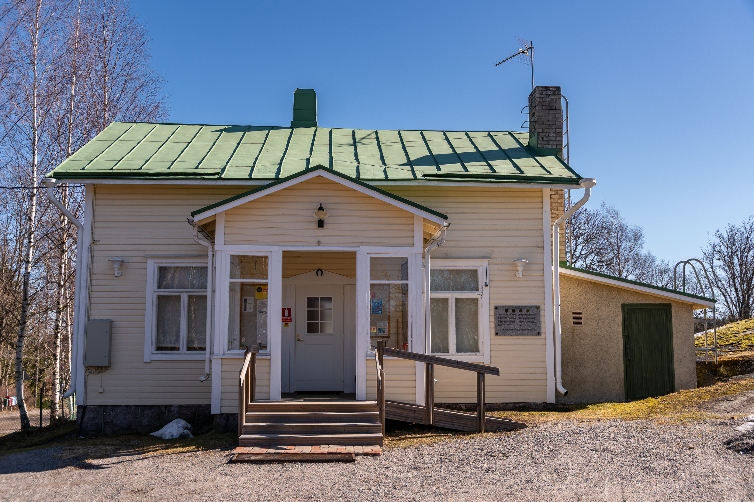 Gult hus med veranda
